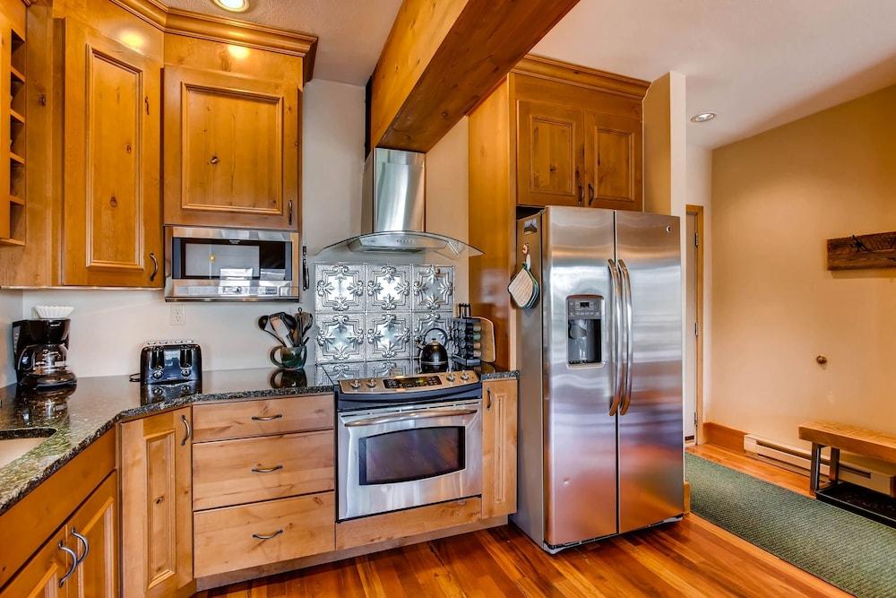 Unique & Modern 3 Br/2ba - Ski-in/ski-out 3 Bedroom Condo - No Cleaning Fee! by RedAwning