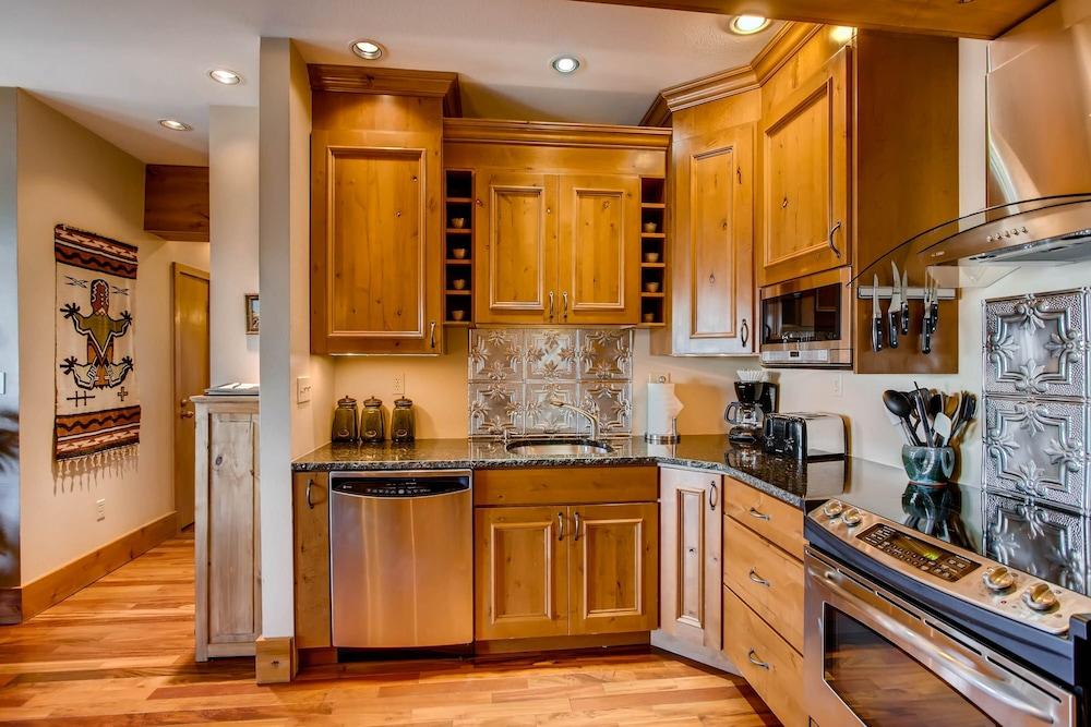 Unique & Modern 3 Br/2ba - Ski-in/ski-out 3 Bedroom Condo - No Cleaning Fee! by RedAwning