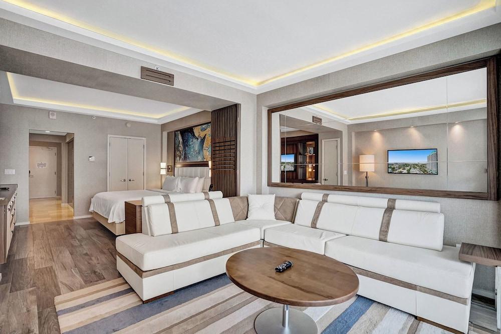 Luxury Beachfront Studio-with Daily Cleaning