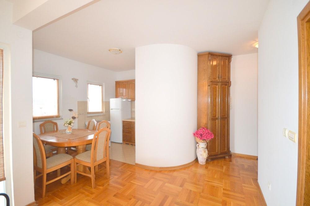 Seafront Apartment Bijela