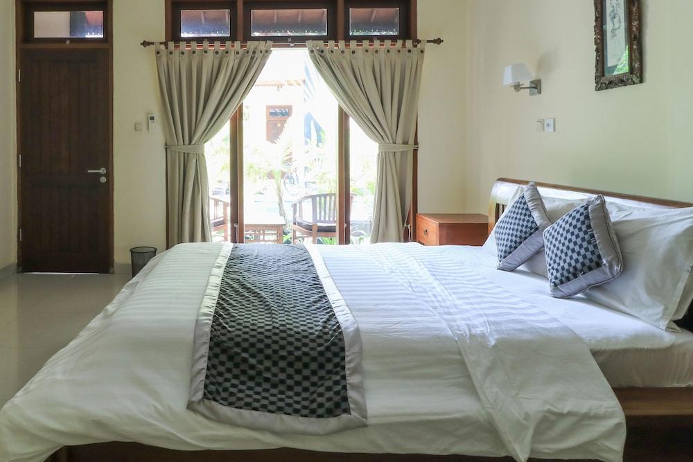 Surfaris Inn on Poppies 2