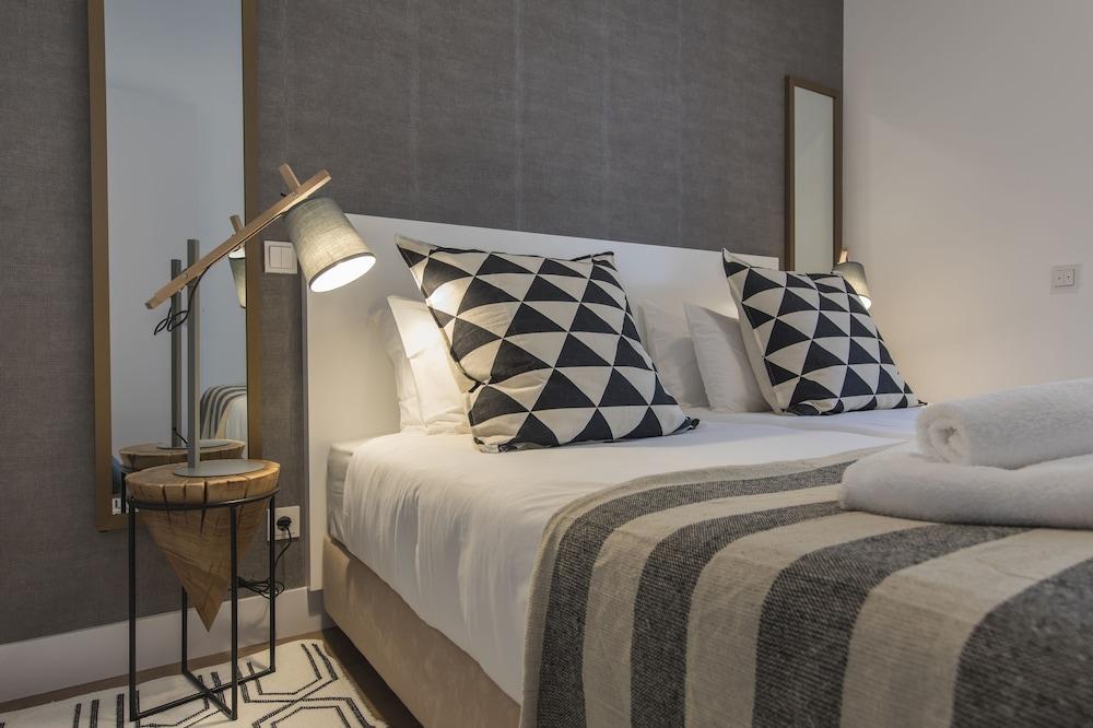 High Ceiling Duplex Apt Cais do Sodre