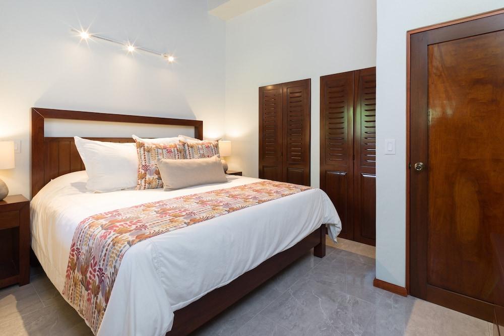 Casa Woodbine Beachfront House