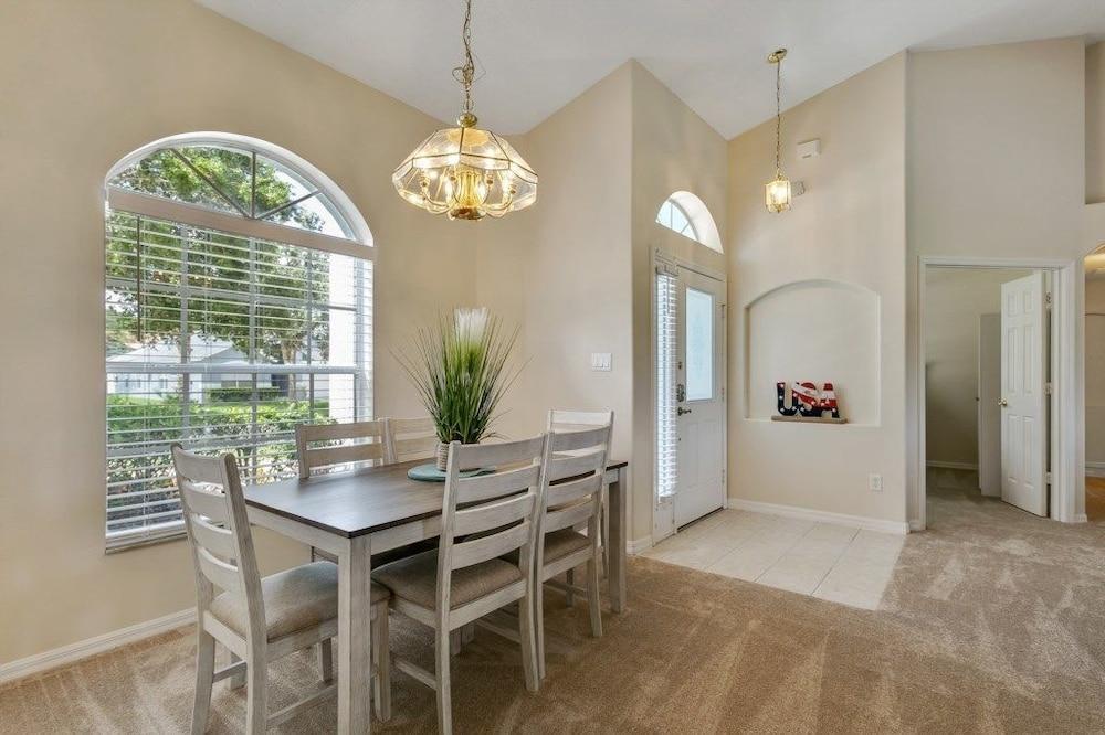 4BR Pool Home in Orange Tree by SHV