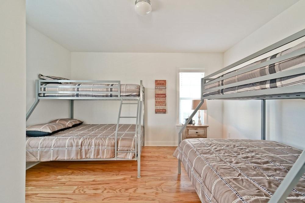 Knot A Care 4 Bedroom Home by RedAwning