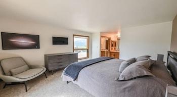 Spacious 3 Br Plaza Unit With Washer/dryer 3 Bedroom Condo - No Cleaning Fee! by RedAwning