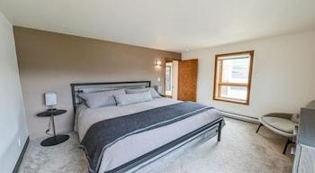 Spacious 3 Br Plaza Unit With Washer/dryer 3 Bedroom Condo - No Cleaning Fee! by RedAwning