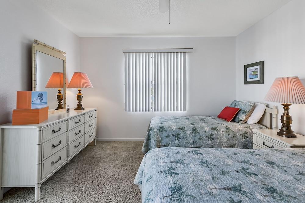 Beachview Condo 2 Bedroom Condo by RedAwning