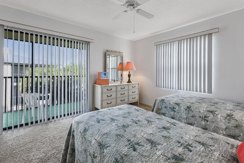 Beachview Condo 2 Bedroom Condo by RedAwning