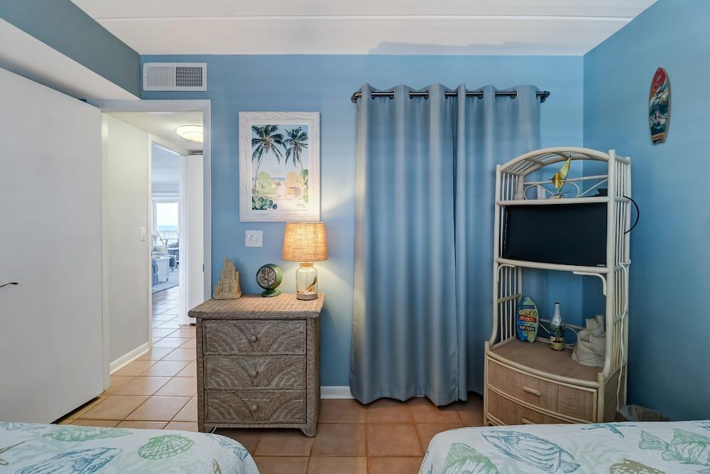 Beach Condo Miles-long Views Sand and Sea, Access to Private Fishing Pier by RedAwning