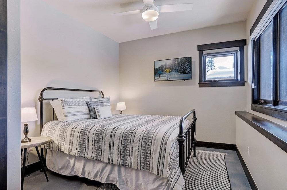 Shadows Summit 3 Bedroom Home by RedAwning