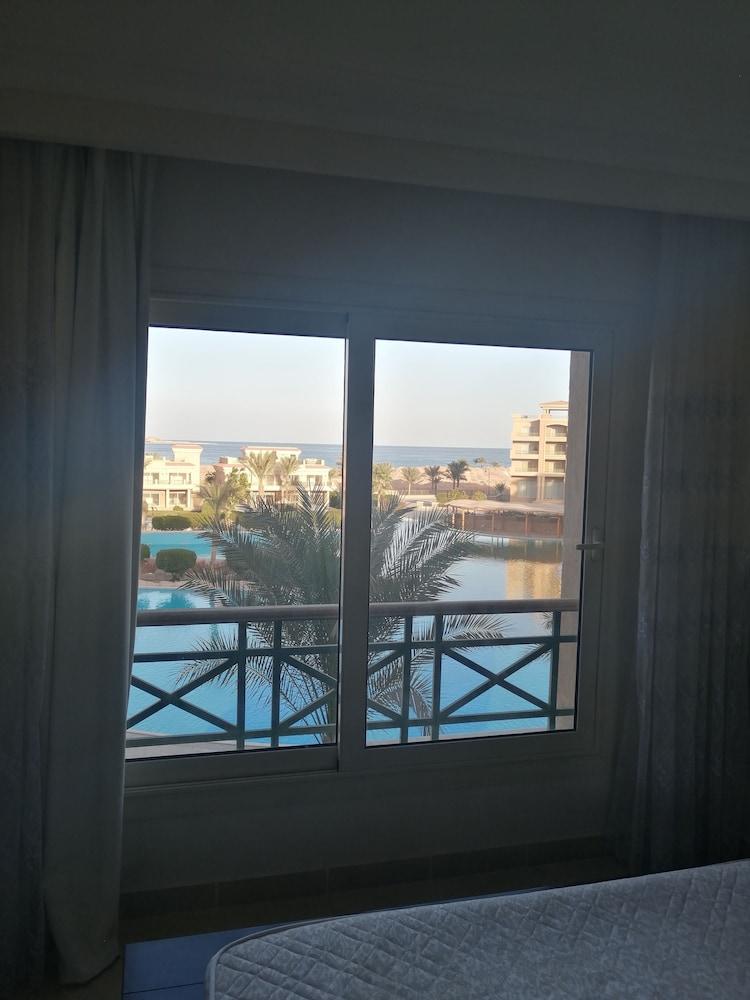 Sea view apartment with private beach