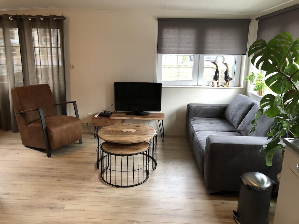 Slapen in eigentijds woonboot hotel