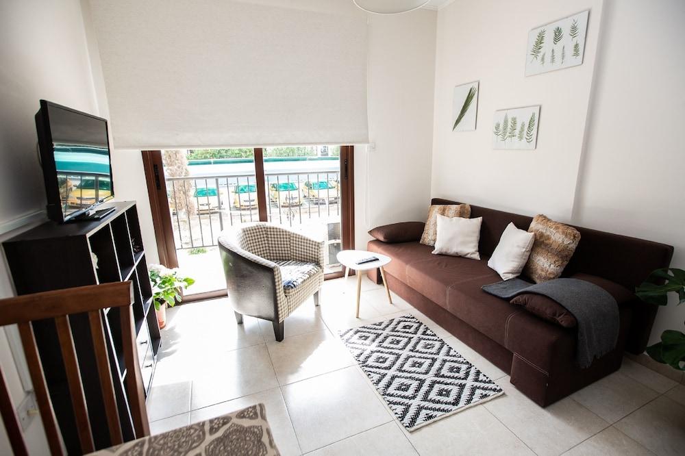 Laila's Comfortable City Apartment