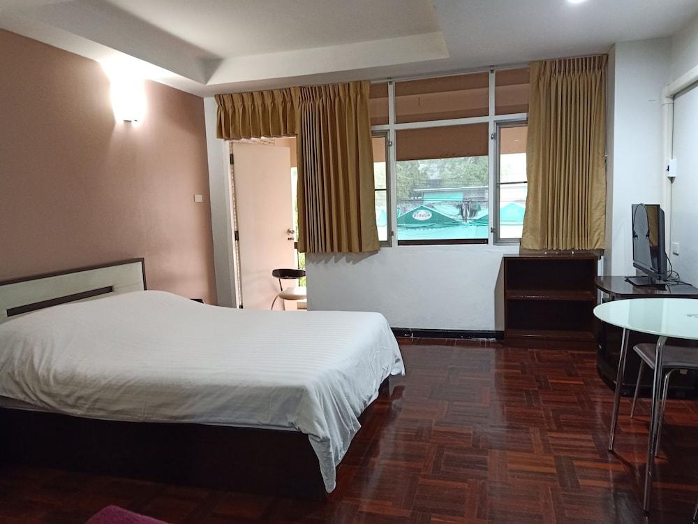 Le Vanvarothai Saladaeng Residence