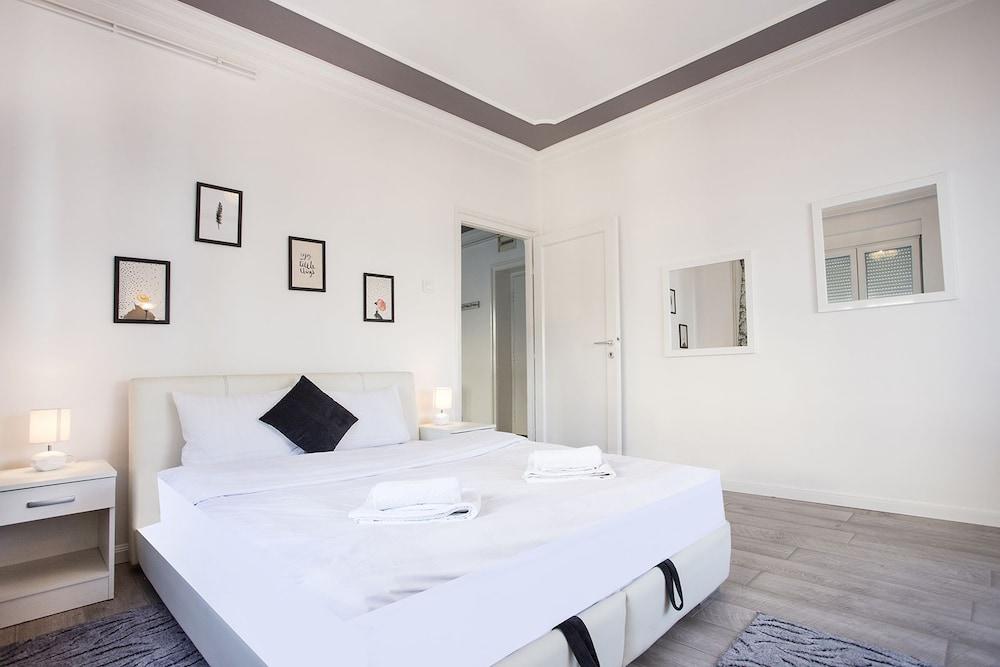 Central New Apartment