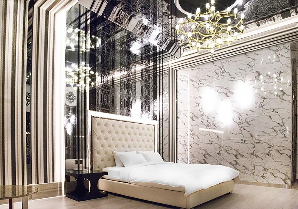 Royal Group Motel Feng Shan Branch