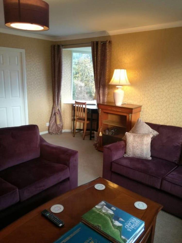 Flat - Sleeps 4 - Parking - Close to Airport
