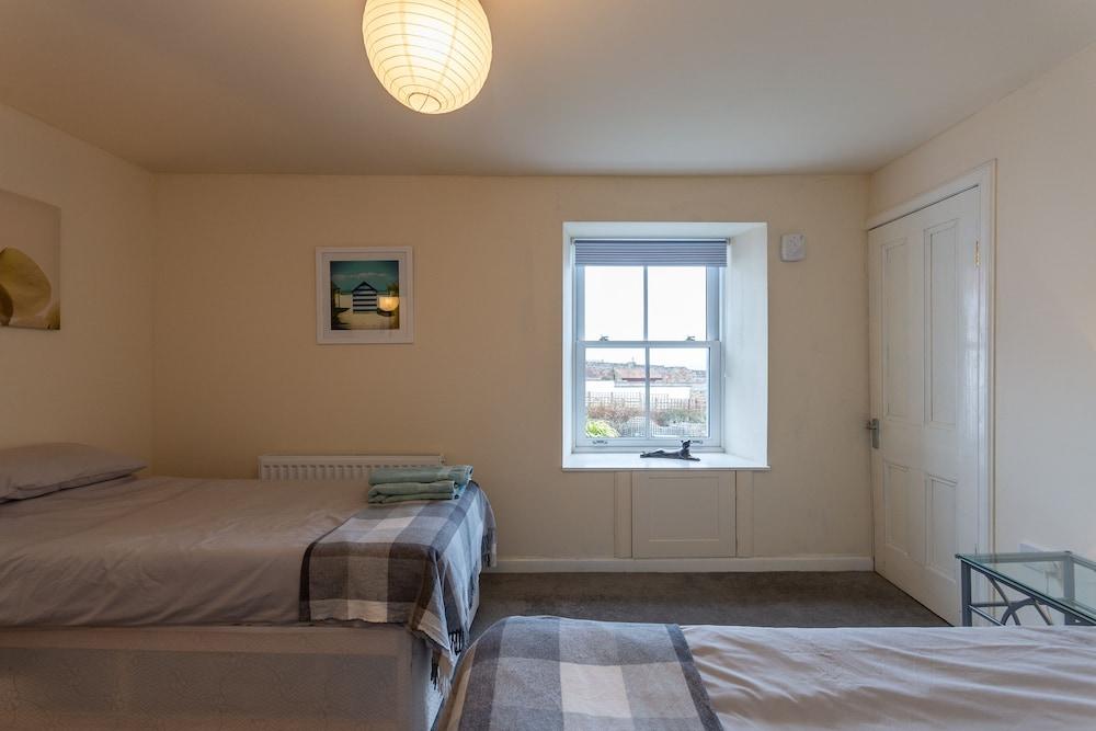 Cellardyke 3-bed Cottage, Sleeps 6 by Seafront