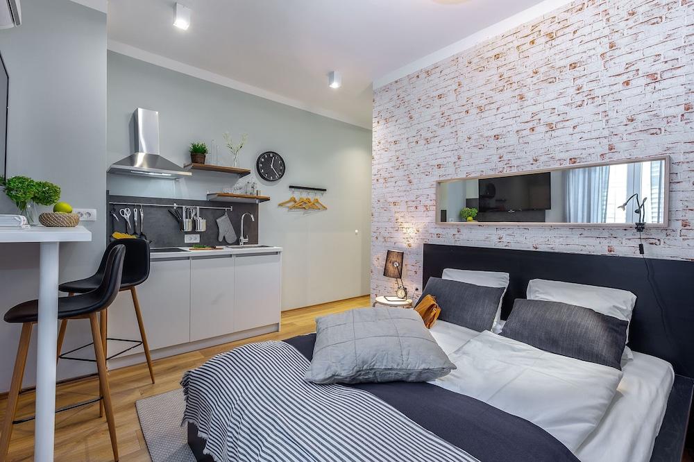 Deluxe Adria Square Studios