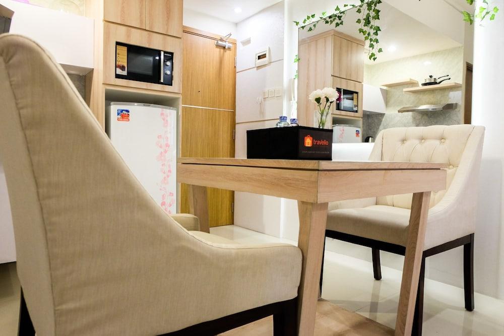 Comfortable Premiere 1BR at The Oasis Apartment