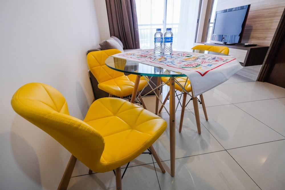 1BR Midtown Signature Apartment with Sofa Bed