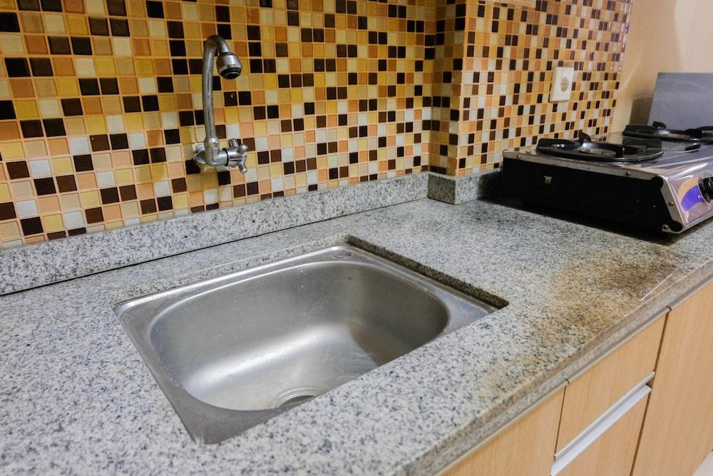 Minimalist Studio Room Great Western Apartment