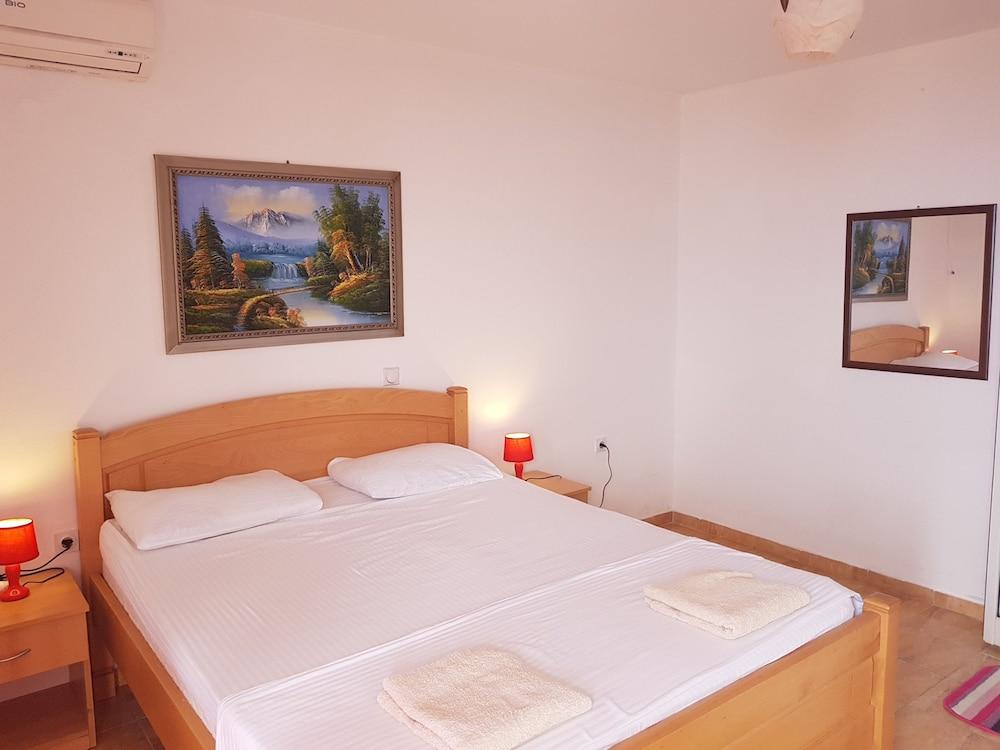 Panorama Apartments & Rooms