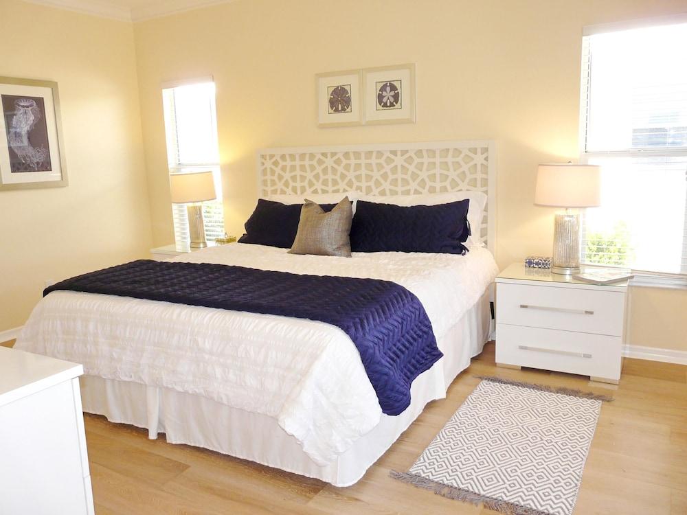 Luxuriously Furnished Waterfront Home With Pool/spa