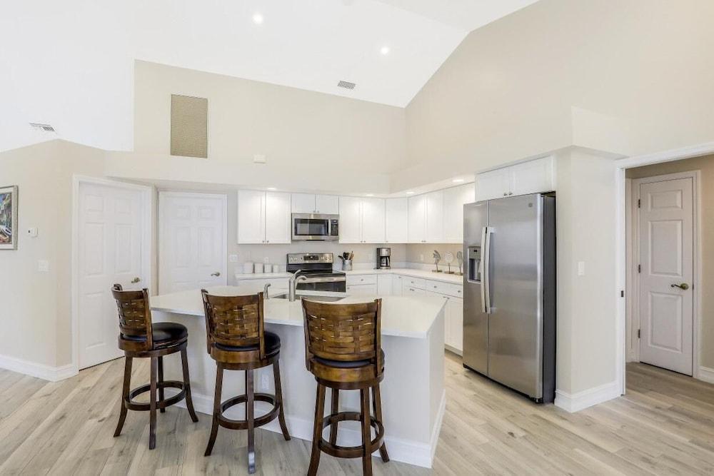 Waterfront Home With Spectacular View, Pool and spa