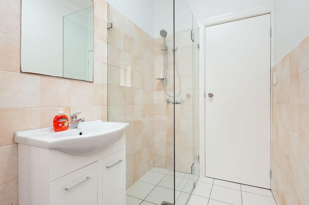 Newly Renovated Apt Close to CBD Unit 1