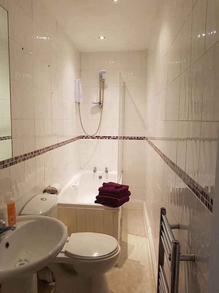 Spacious Bright & Modern Living