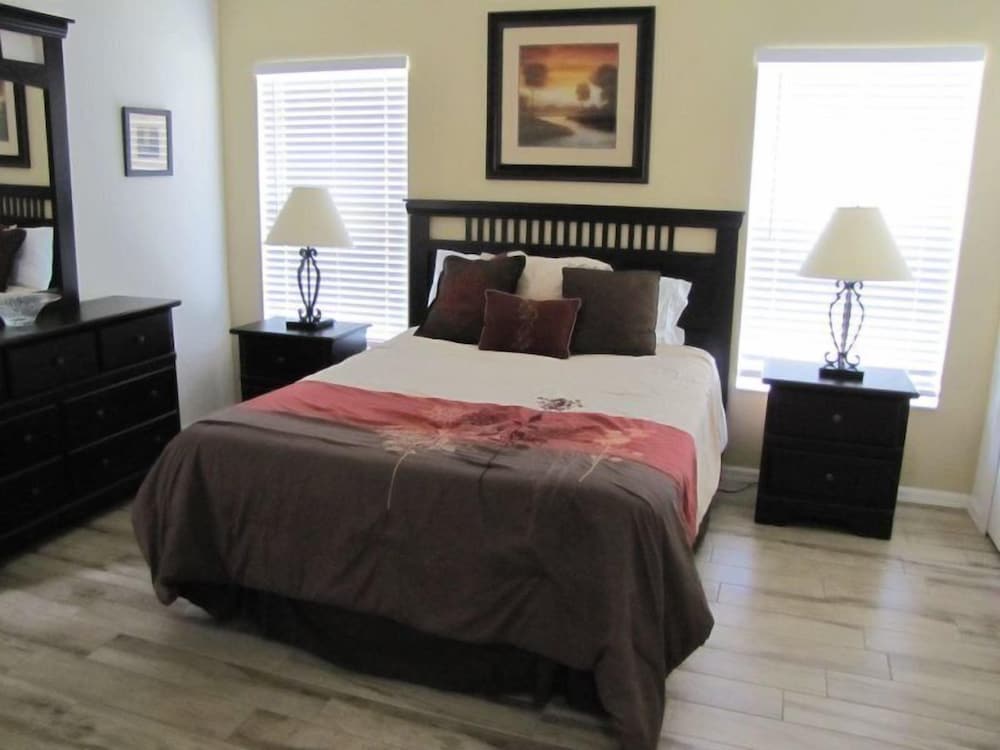 5 Br Pool Home with Spa in Aviana