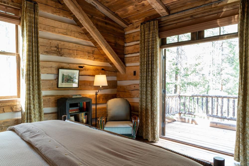 Eleven Taylor River Lodge