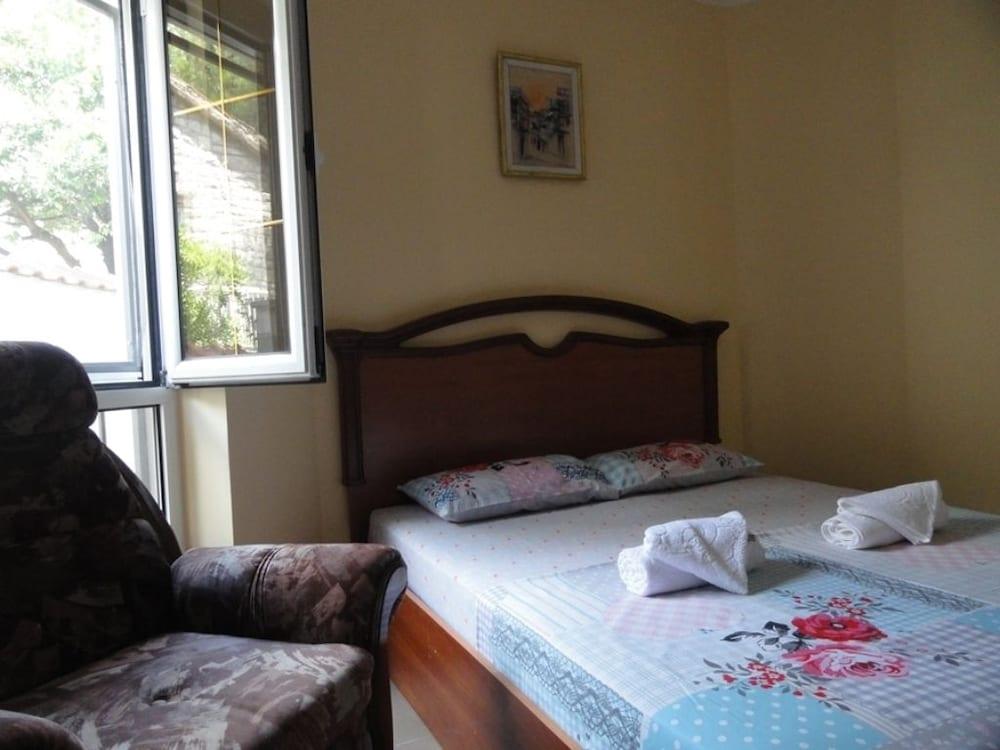 Petrovac Villa With Pool