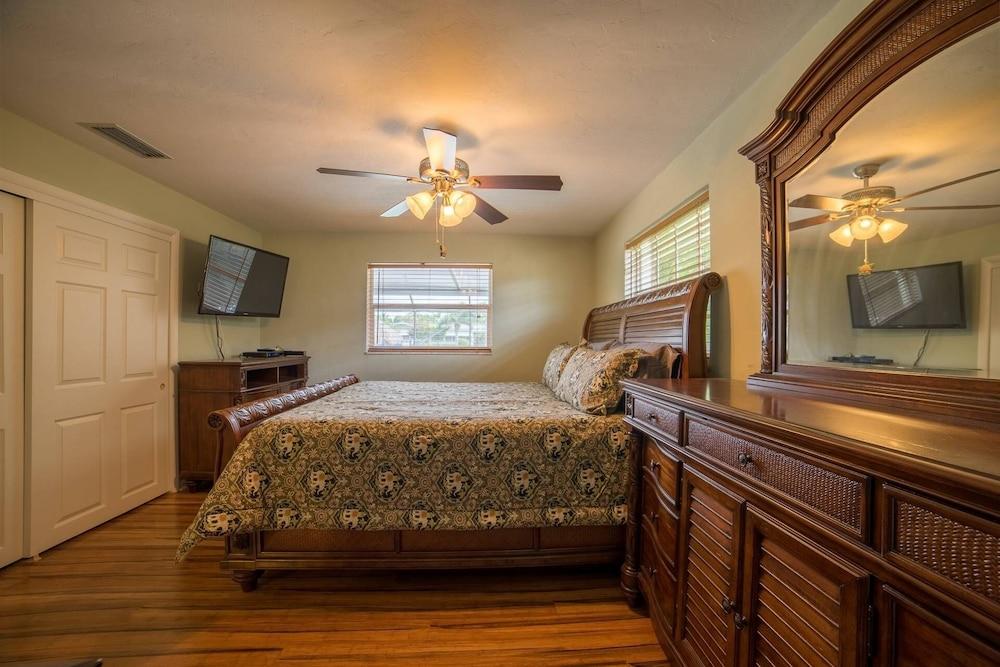 SE Cape Coral Pool Home With Boat Dock