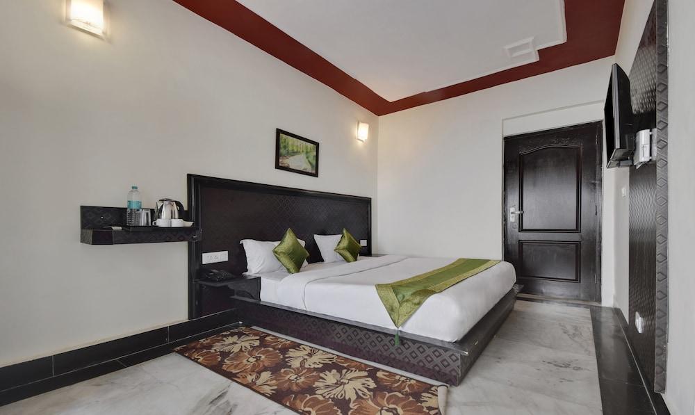 Treebo Mayur, Mall Road