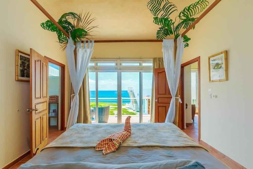 Esperanza Upstairs by Skyrun