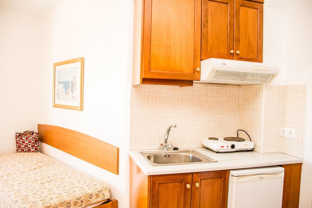 Villa Aphrodite Hotel Apartments Studios by Estia