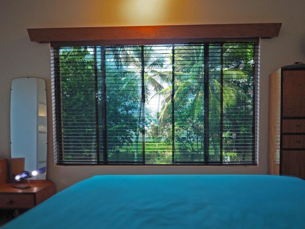 Silver Sands - A Unique Retro Beauty