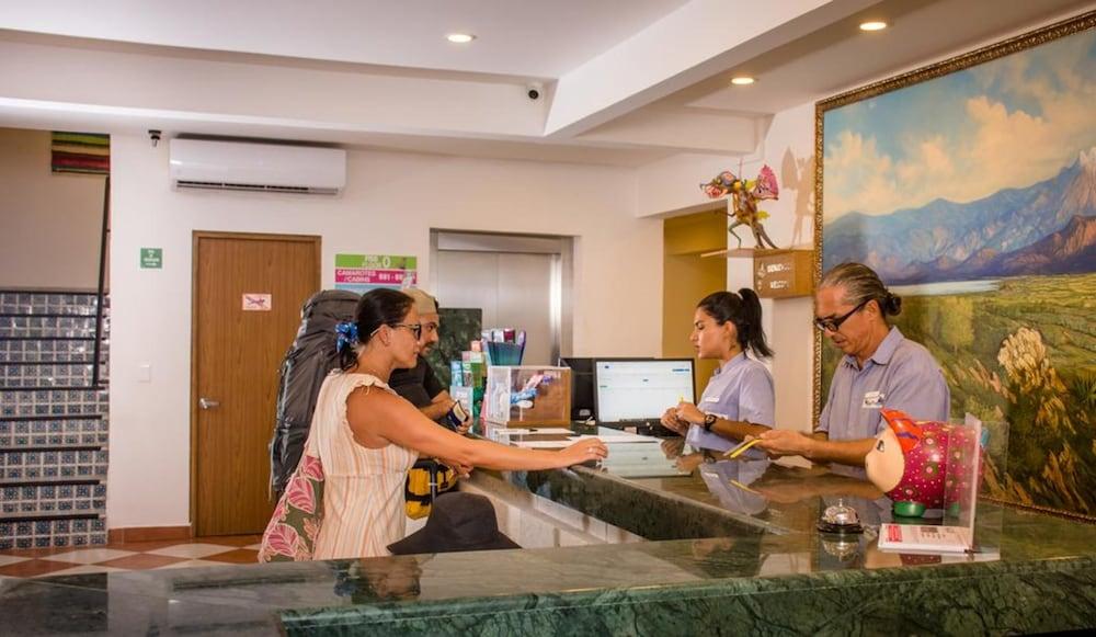 Nomads Party Hotel & Hostel