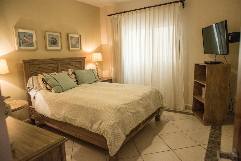 Las Olas A104 3 BR by Casago