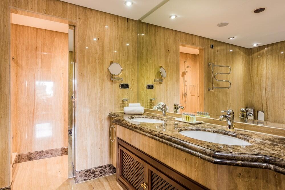 2 Bedrooms Apartment Frontline Beach