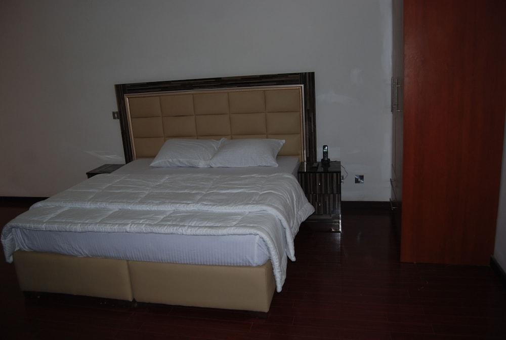 Kings Court Apartment