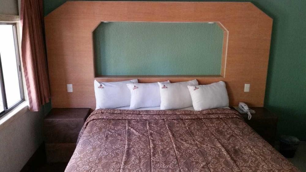 Hotel Azteca Inn
