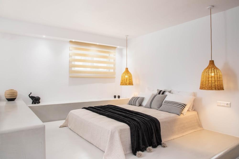 Pebble Luxury Suite by the Sea