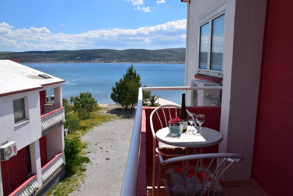 Apartments and rooms Marko