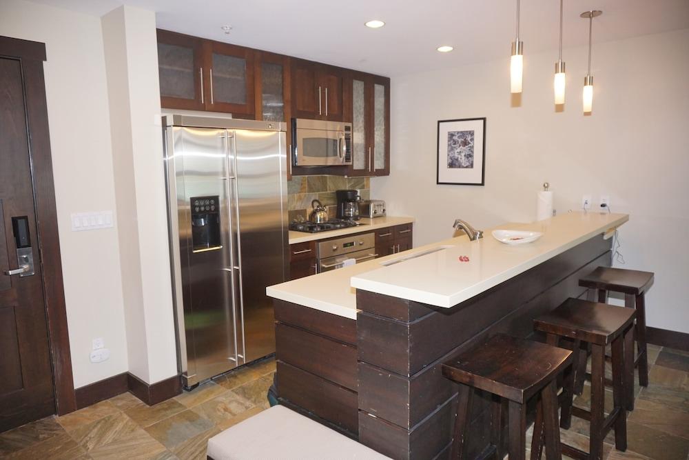 Hayden Lodge - Views Of The Slopes And Village 3 Bedroom Condo by RedAwning