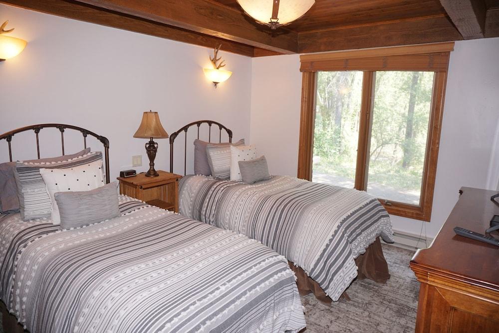 Recently Remodeled Including New Appliances - Corner Unit - River Location 3 Bedroom Condo by RedAwning