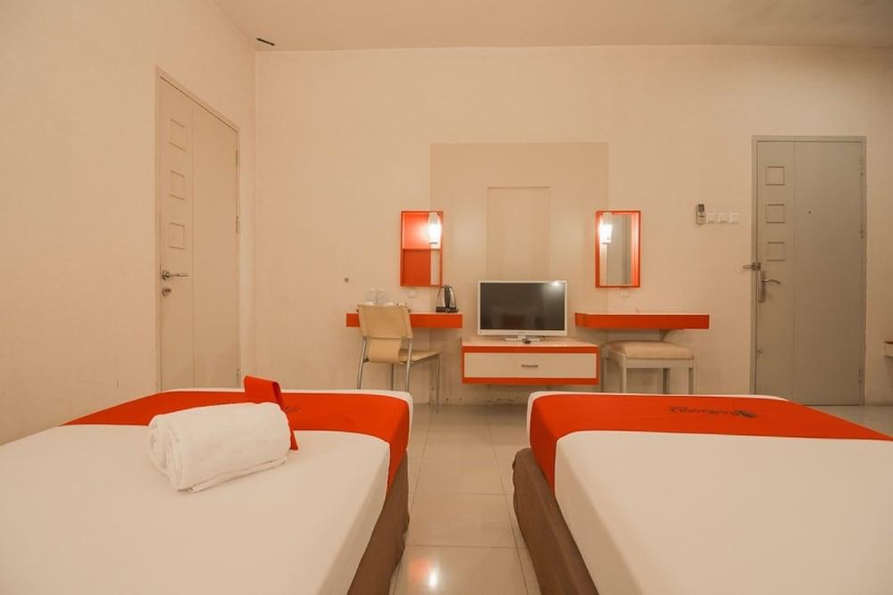 RedDoorz Plus near Kampung Gajah 3